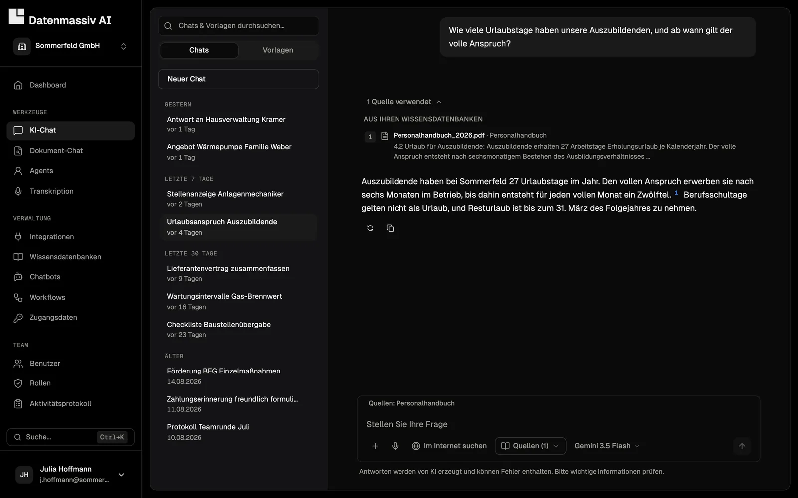 KI-Chat mit einer Frage zum Urlaubsanspruch von Auszubildenden. Die Antwort verweist auf eine Stelle im Personalhandbuch, links der Verlauf weiterer Chats.