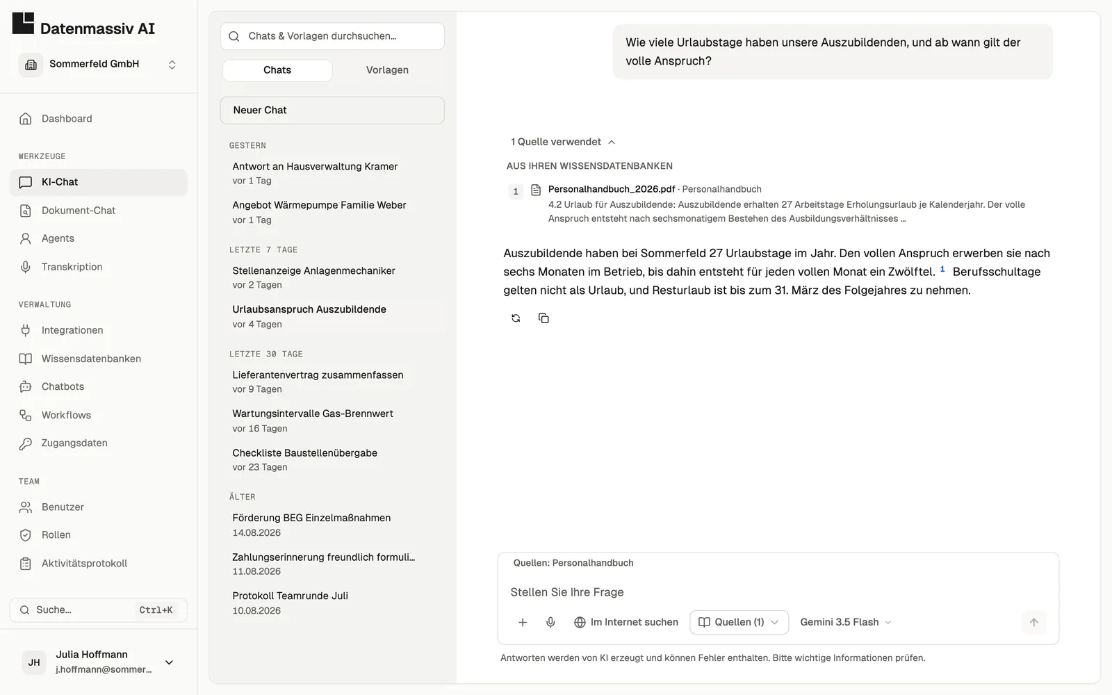 KI-Chat mit einer Frage zum Urlaubsanspruch von Auszubildenden. Die Antwort verweist auf eine Stelle im Personalhandbuch, links der Verlauf weiterer Chats.